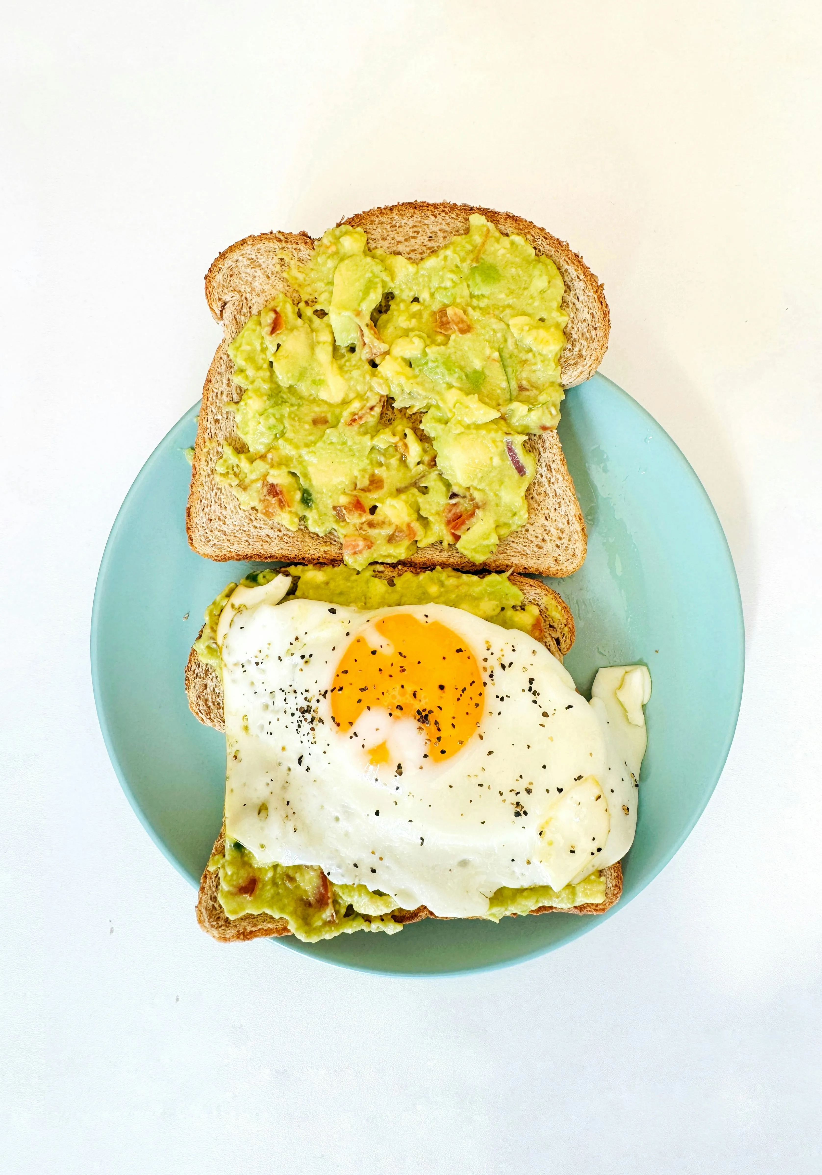 Toast con avocado e uovo